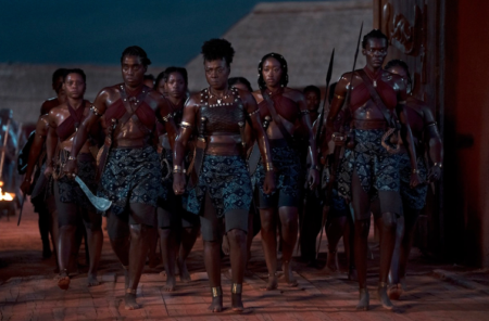 Woman King mérite d'être regardé: mais sachez que sa vision de l'histoire est problématique