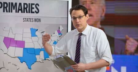 Steve Kornacki, notre gourou préféré de la politique gay et des données sportives, de retour dans le rôle principal des élections de mi-mandat