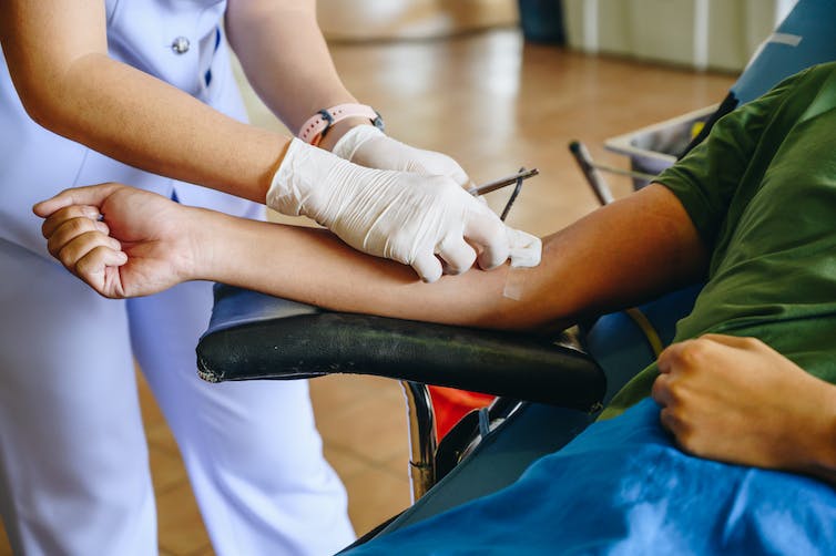 Professionnel de la santé prélevant du sang sur un patient