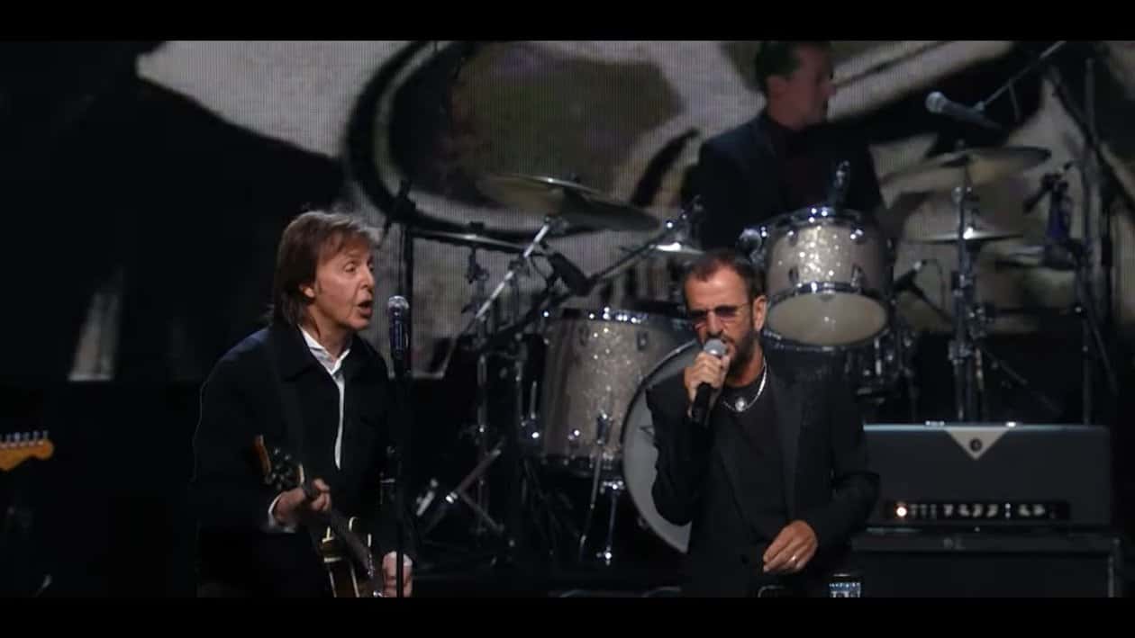 performance finale de avec un peu d'aide de mes amis lors de la cérémonie du temple de la renommée 2015