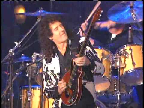 La reine se produit lors des intronisations au Temple de la renommée du rock and roll 2001