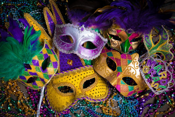 Un groupe de masques vénitiens, mardi gras ou déguisements sur fond sombre