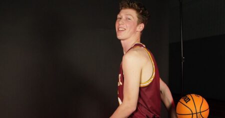 Un basketteur universitaire gay veut inspirer les autres à sortir