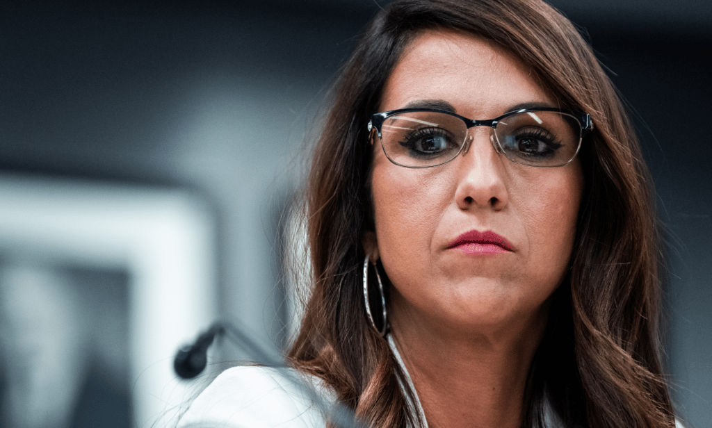 La troll anti-LGBTQ+ Lauren Boebert affirme qu’elle n’a jamais rien dit de mal à propos des personnes LGBTQ+ Colorado representative Lauren Boebert wears a white outfit as she stares somewhere off camera