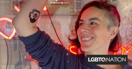 Un tatoueur d'Oakland finance des initiatives trans dans le Sud avec mille pensées
