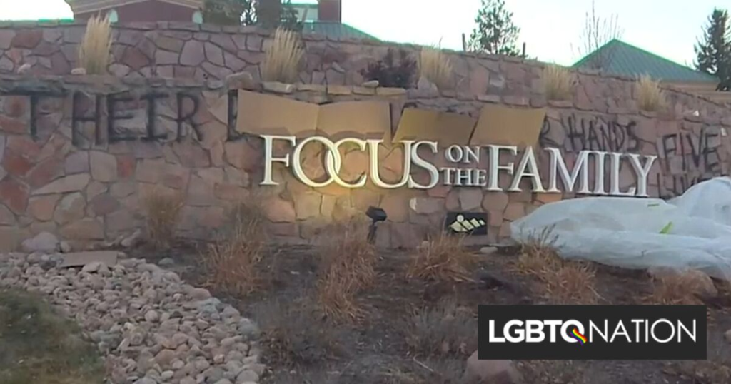 L’enseigne d’un groupe haineux vandalisée à la suite d’une fusillade anti-LGBTQ dans leur ville L'enseigne d'un groupe haineux vandalisée à la suite d'une fusillade anti-LGBTQ dans leur ville