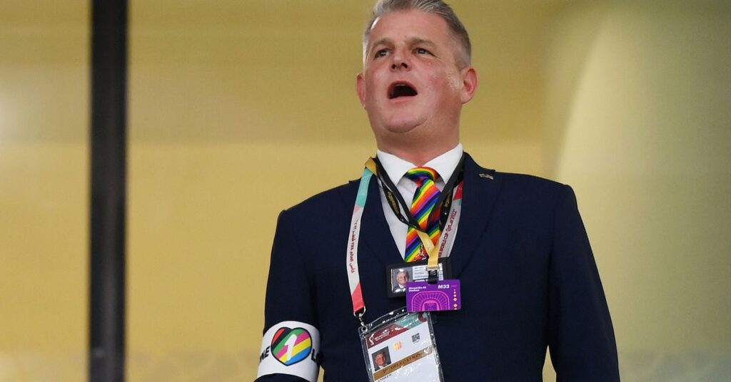 Ce ministre des sports gay a tenu tête au Qatar et à la FIFA et a porté des arcs-en-ciel à la Coupe du monde Ce ministre des sports gay a tenu tête au Qatar et à la FIFA et a porté des arcs-en-ciel à la Coupe du monde