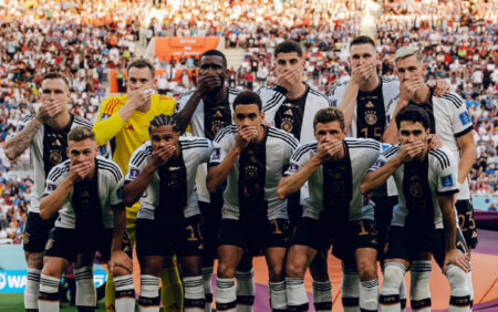 Coupe du monde: l'équipe d'Allemagne proteste contre l'interdiction par la FIFA du brassard "OneLove"