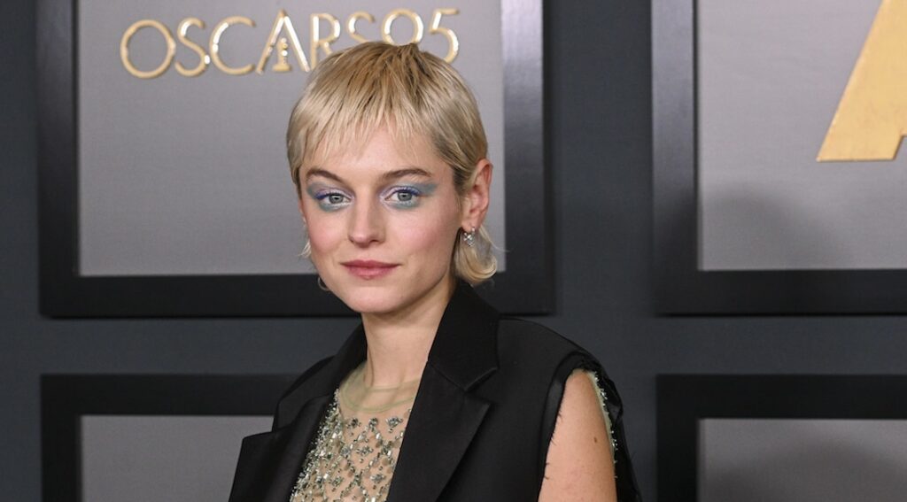 Emma Corrin rétorque que les problèmes de genre sont « réduits au clickbait » Emma Corrin on the red carpet