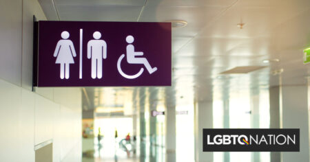 Femme cis aux cheveux courts terrorisée par un transphobe alors qu'elle utilise les toilettes pour femmes