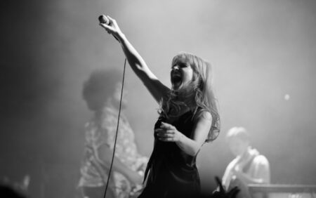 Hayley Williams critique "Don't Say Gay" sur scène