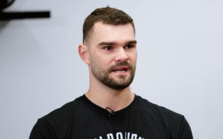 Isaac Humphries devient le premier basketteur de haut niveau à se déclarer gay