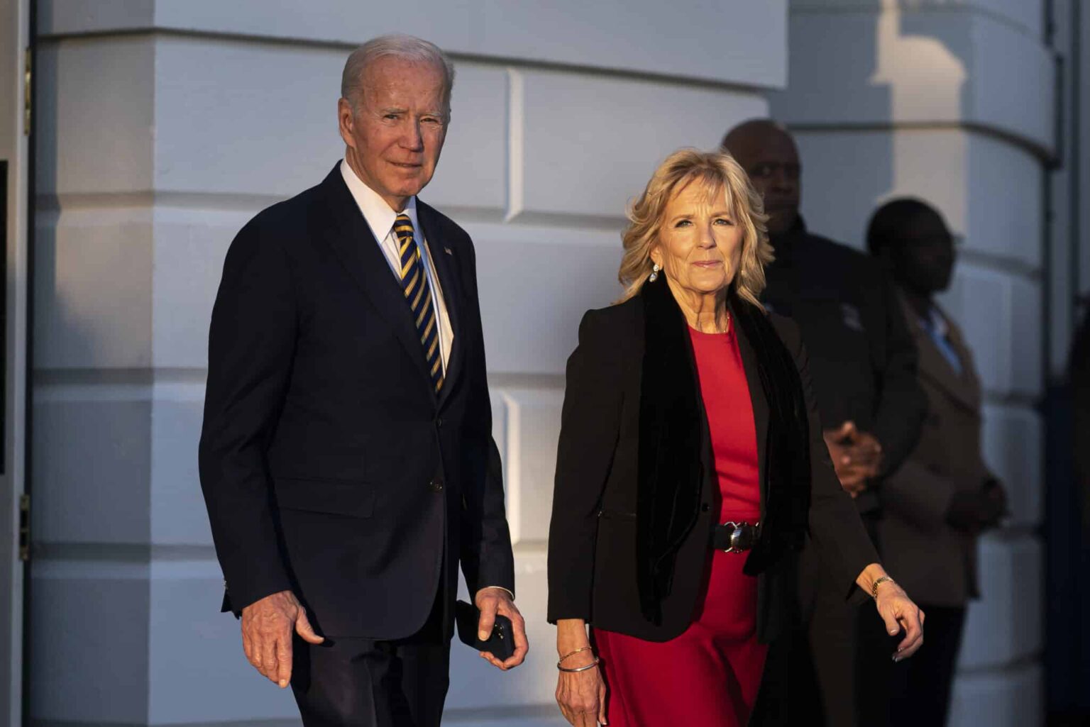 Joe Biden et la première dame Jill appellent les propriétaires du Club Q pour présenter leurs condoléances après une fusillade de masse tragique President Biden Departs The White House For North Carolina