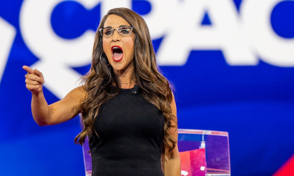 La bigot pro-gun Lauren Boebert blâme la réaction post-Club Q sur « la gauche étant p ** sed j’ai gagné les élections » Lauren Boebert shouts on stage