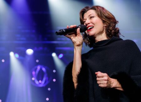 La musique rock a eu de la sympathie pour Dieu ainsi que pour le diable - Amy Grant, lauréate du Kennedy Center, n'est qu'une grande star qui a franchi la frontière entre la musique "chrétienne" et la musique "profane".