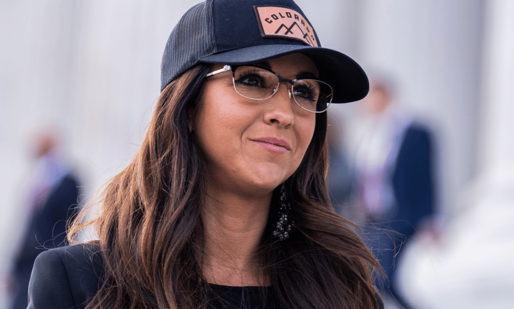 Lauren Boebert porte une casquette de baseball noire avec le mot 