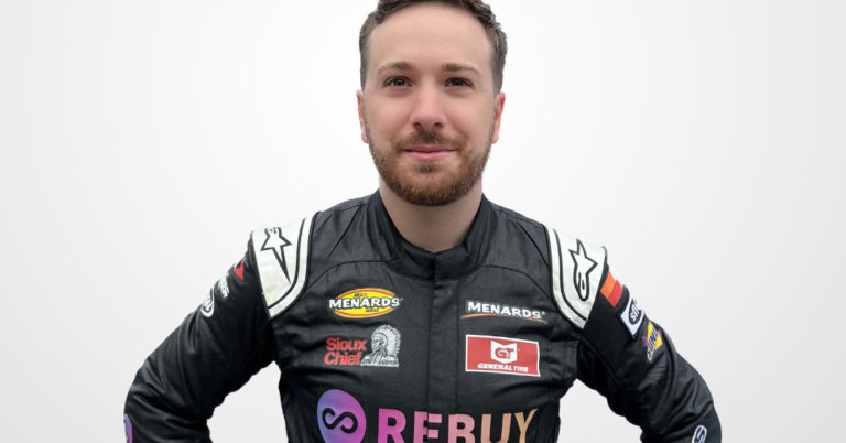 Le coureur gay Zach Herrin fera ses débuts en NASCAR ce week-end