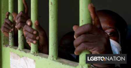 Le gouverneur démocrate signe une loi punissant la transmission du VIH d'une peine pouvant aller jusqu'à 10 ans de prison