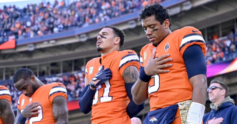 Les Broncos de Denver tiennent un moment de silence, les équipes sportives professionnelles expriment leur soutien aux LGBT, après la fusillade de Colorado Springs