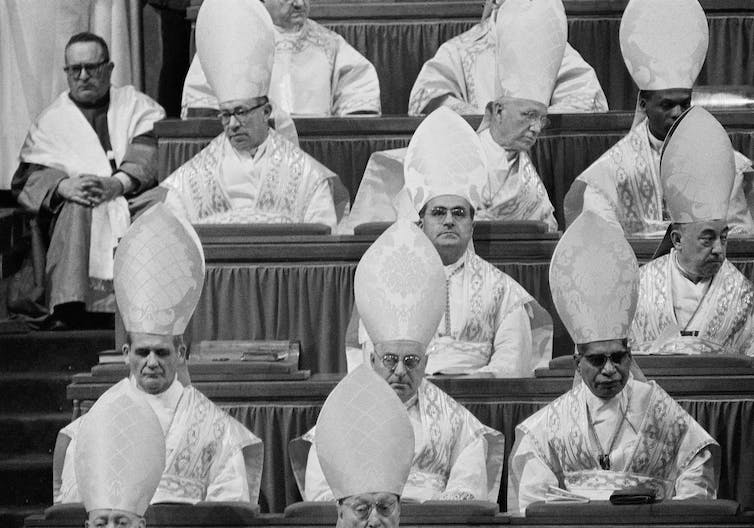 Cardinaux assis dans la basilique Saint-Pierre alors qu'ils assistent à la cérémonie d'ouverture de la deuxième session de Vatican II le 29 septembre 1963.
