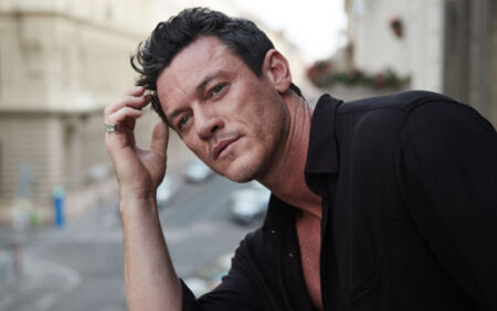 Luke Evans partage ses réflexions sur le débat sur le casting gay