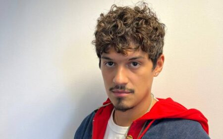 Omar Apollo applaudit aux allégations de queerbaiting