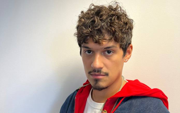 Omar Apollo applaudit aux allégations de queerbaiting