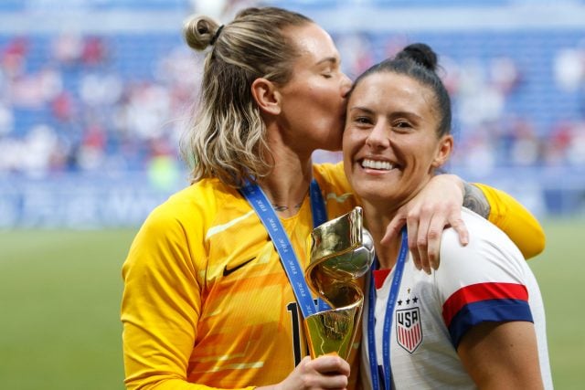 Ashlyn Harris et Ali Krieger célèbrent leur victoire lors de la finale de la Coupe du Monde Féminine de la FIFA, France 2019, match de football États-Unis contre Pays-Bas le 7 juillet 2019