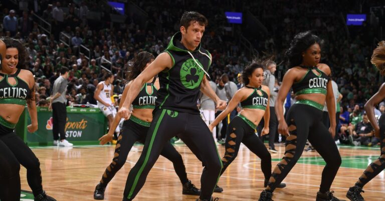 Ce danseur gay entre dans l’histoire avec les Celtics Ce danseur gay entre dans l'histoire avec les Celtics