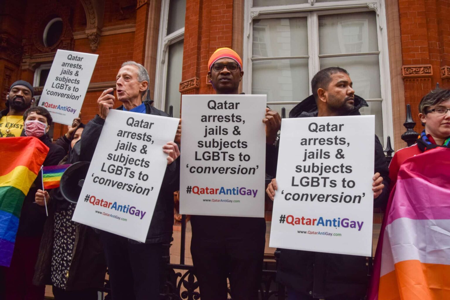 Une femme trans obligée de se couper les cheveux et de « retirer du tissu mammaire » par des responsables qatariens Activists protest outside the Embassy of Qatar in London on the eve of the World Cup