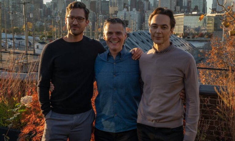 Jim Parsons et Ben Aldridge donnent vie à une histoire vraie déchirante dans "Spoiler Alert"