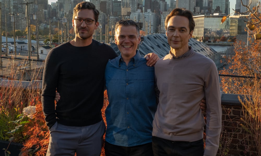 Jim Parsons et Ben Aldridge donnent vie à une histoire vraie déchirante dans « Spoiler Alert » Jim Parsons et Ben Aldridge donnent vie à une histoire vraie déchirante dans "Spoiler Alert"