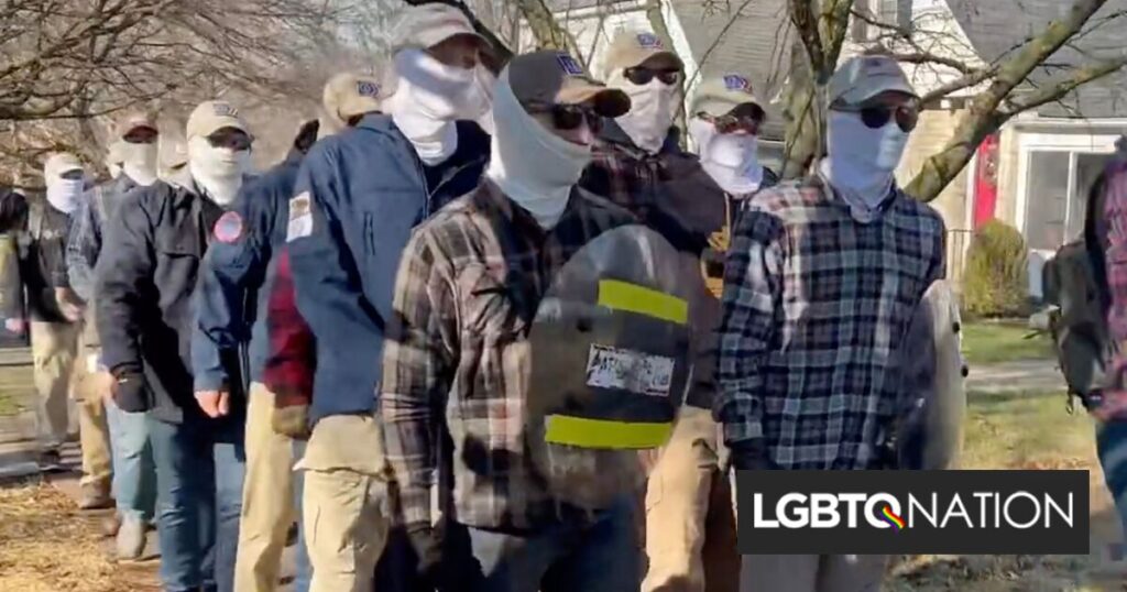 Les Proud Boys défilent en tenue de combat malgré l’annulation de l’événement « Holi-Drag » de l’église pour des raisons de sécurité Les Proud Boys défilent en tenue de combat malgré l'annulation de l'événement "Holi-Drag" de l'église pour des raisons de sécurité