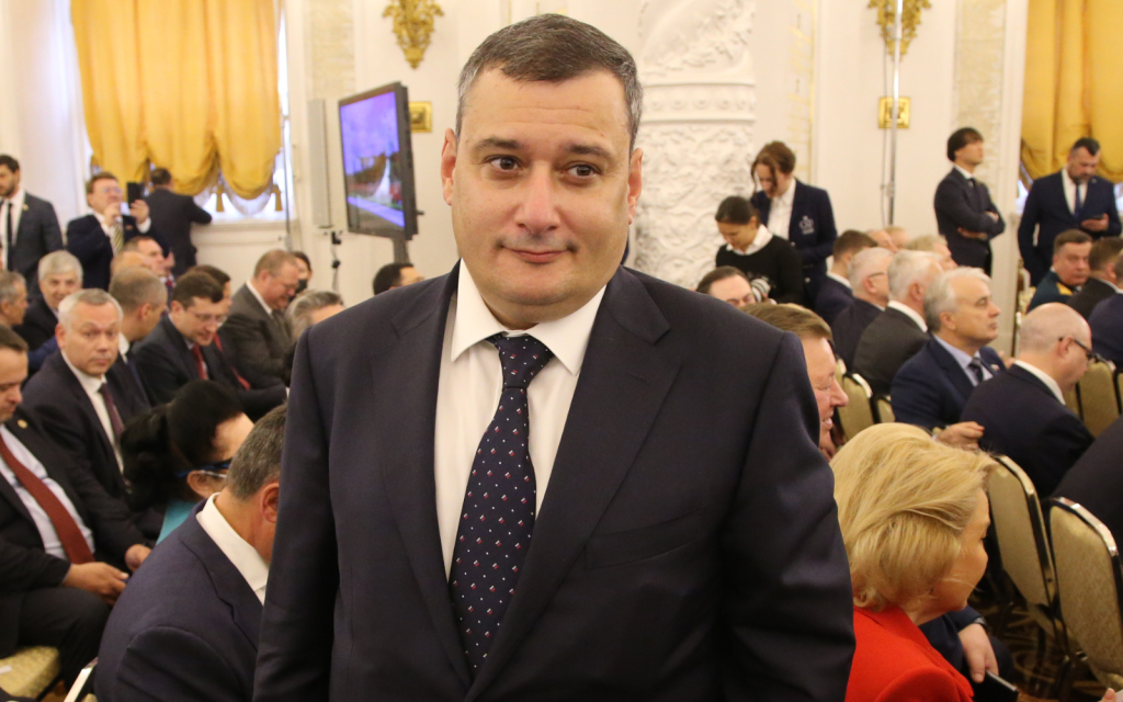 Alexander Khinshtein est photographié regardant au loin.
