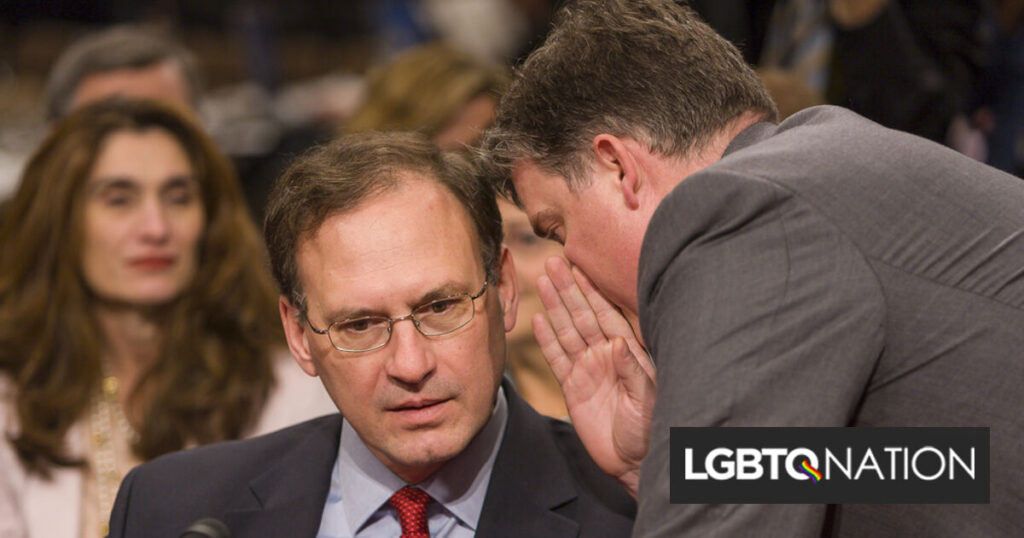 Le juge de la Cour suprême Samuel Alito se moque de la blague du KKK dans les plaidoiries LGBTQ + Le juge de la Cour suprême Samuel Alito se moque de la blague du KKK dans les plaidoiries LGBTQ +