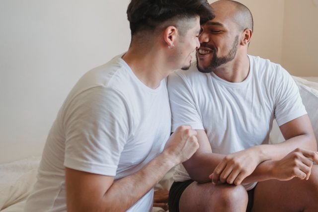 Couple gay s'embrassant