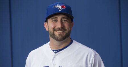 L'ancien lanceur de la MLB, TJ House, fait une annonce publique émouvante sur ses fiançailles avec son petit ami