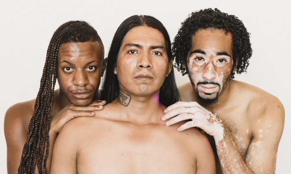 Que signifie SOGIE ? Feminine diverse shirtless men on white background