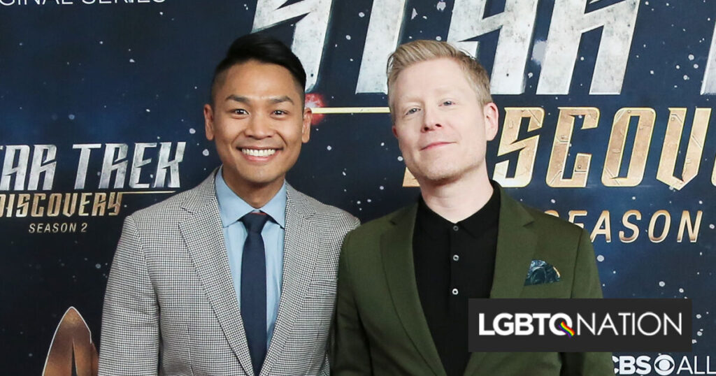 Célébrités LGBTQ+ qui se sont mariées ou ont eu des enfants cette année L'acteur de Star Trek Anthony Rapp accueille un nouveau bébé avec son partenaire Ken Ithiphol