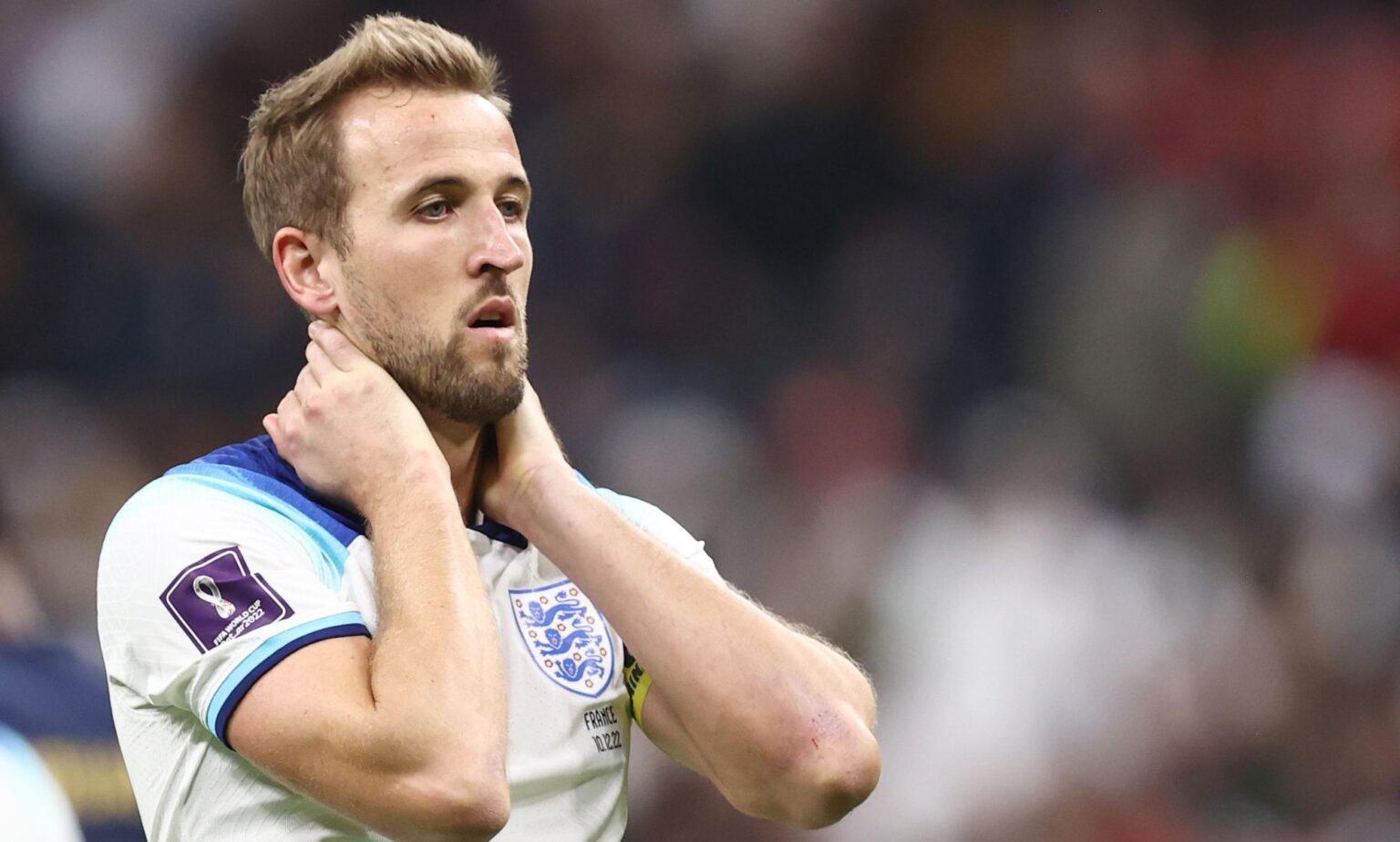 Coupe du monde : un journaliste suggère que l’Angleterre a perdu parce que Harry Kane « a défendu les droits LGBTQ+ » Harry Kane grabs the back of his neck after missing a penalty kick in the England v France game on Friday.