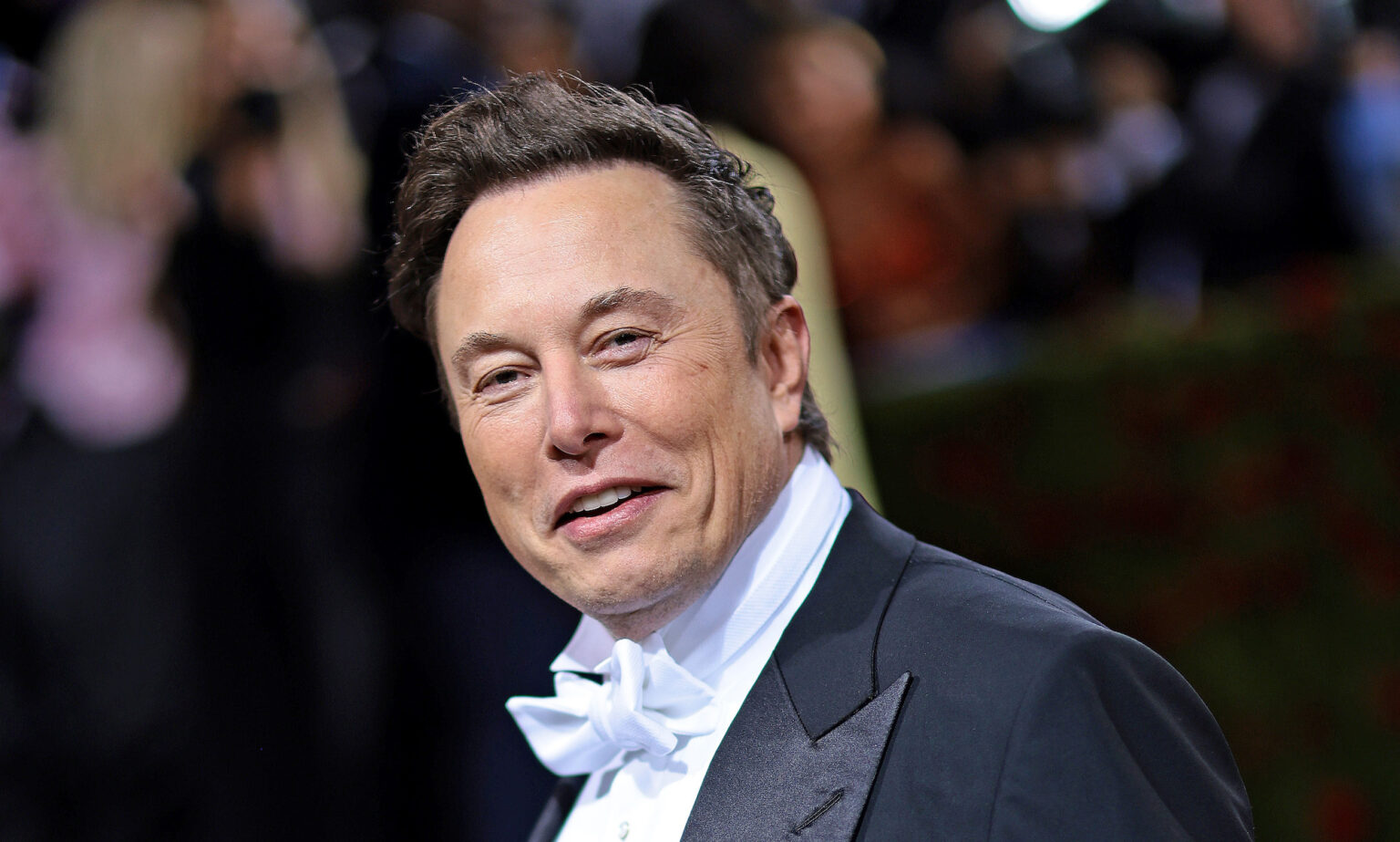 Elon Musk accuse un ancien employé gay de Twitter de sexualiser des enfants A photo of Elon Musk wearing a tuxedo at the 2022 Met Gala