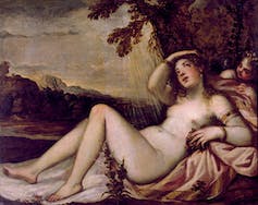 Une peinture montre une femme nue allongée sur un lit avec une pluie douce derrière elle.