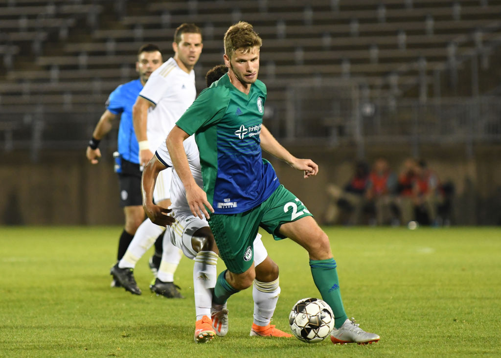 Collin Martin contrôle le ballon lors d'un match USL entre le North Carolina FC et le Hartford Athletics le 1er juin 2019. 