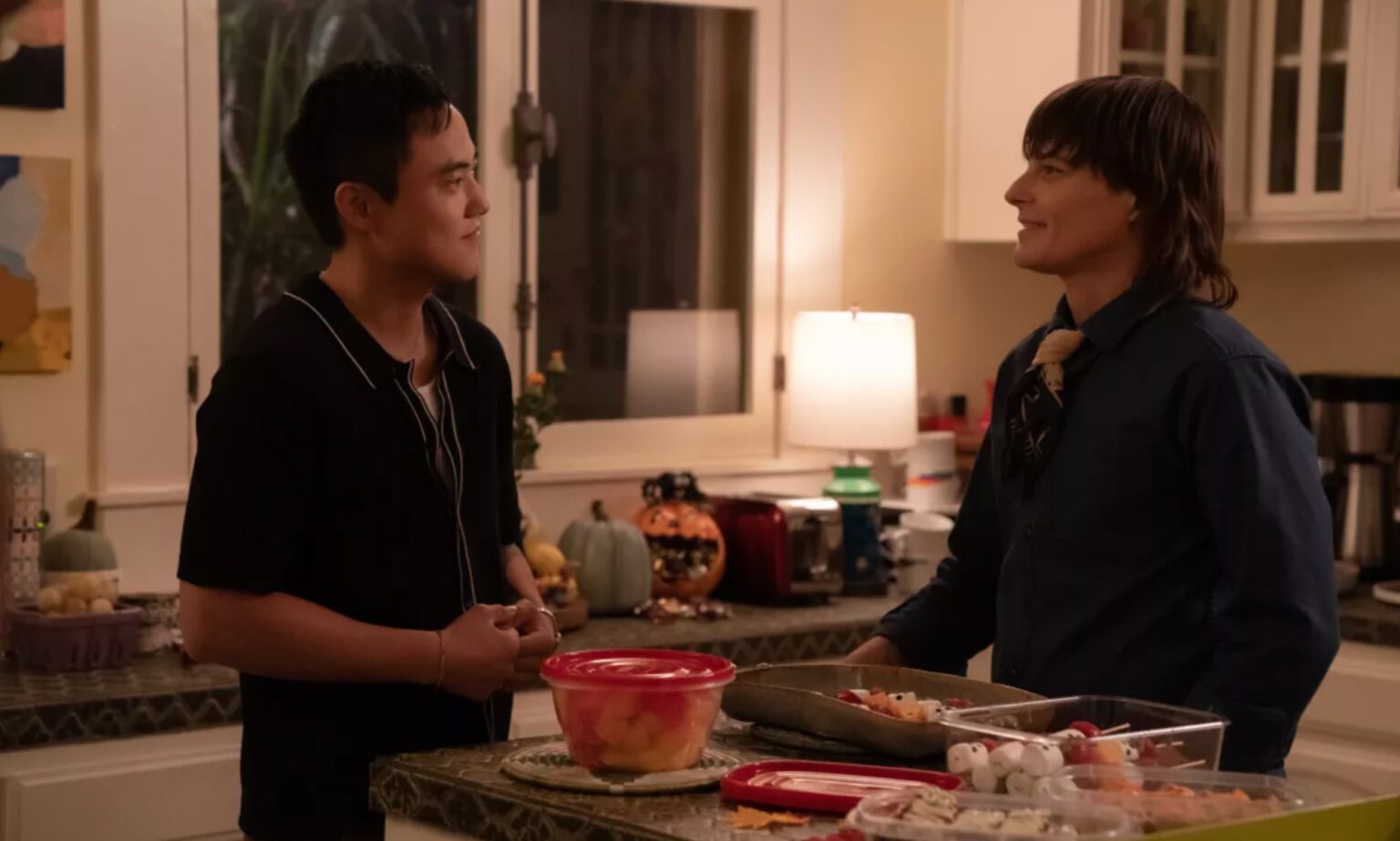 La star de L Word, Daniel Sea, dit que c’était « guérissant » de revenir dans la série en tant qu’aîné trans heureux Micah and Max meet in the latest episode of The L Word. (Showtime/Nicole Wilder)