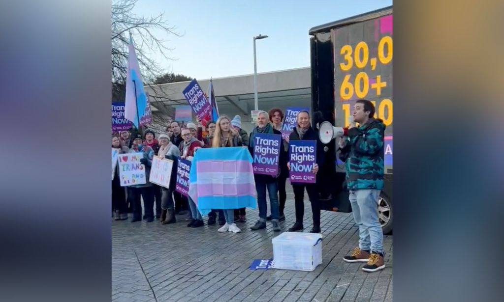 Un groupe de personnes brandissant des drapeaux et des pancartes trans en faveur de la communauté trans appelle les MSP à adopter le projet de loi sur la réforme de la reconnaissance du genre (Écosse)