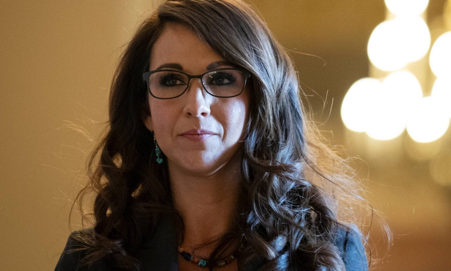 Lauren Boebert accuse bizarrement les sénateurs de « sexualiser » les enfants en votant pour un projet de loi de dépenses Lauren Boebert wears a dark outfit as she stands inside a building