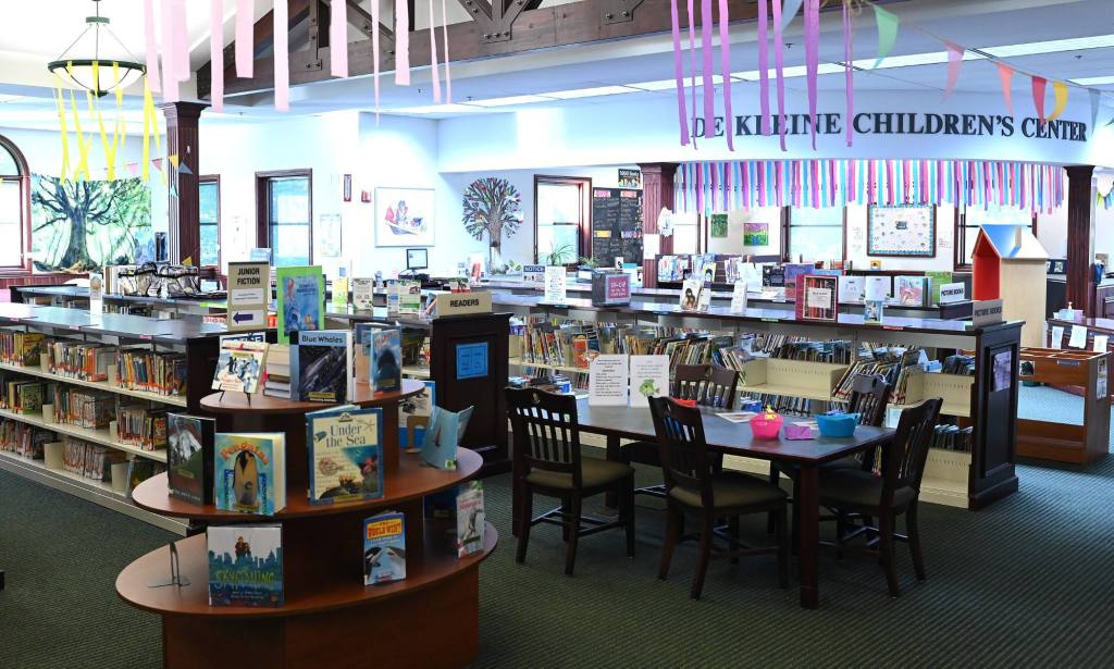 Les livres sont exposés à la bibliothèque Patmos à Jamestown, Michigan.  La bibliothèque est de plus en plus ciblée par les conservateurs pour son inclusion de livres LGBTQ+