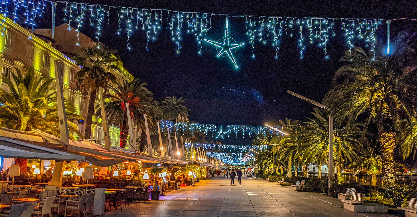 Les guirlandes bleues et les étoiles de Noël pendent au-dessus de la Riva de Split. 