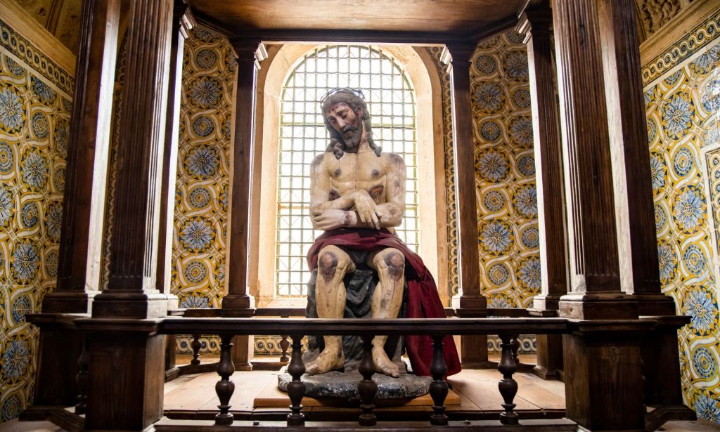 Une statue de Jésus-Christ était assise sur un piédestal dans un cadre semblable à une église