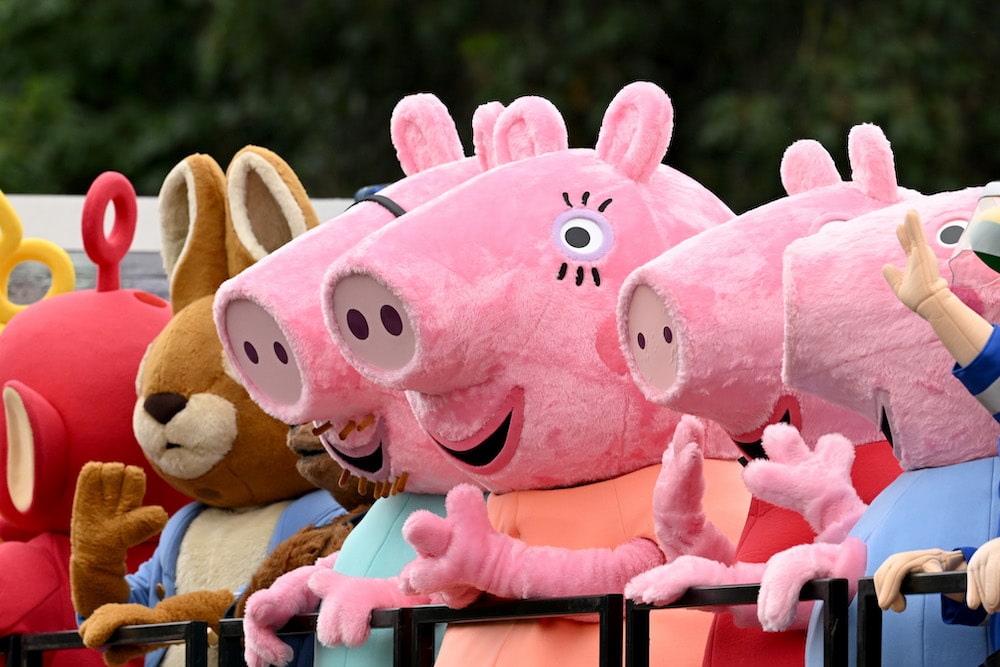 des gens déguisés en personnages de Peppa Pig